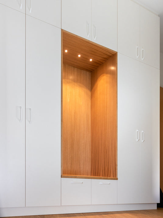 Weißer Einbauschrank mit Sitznische in Eiche