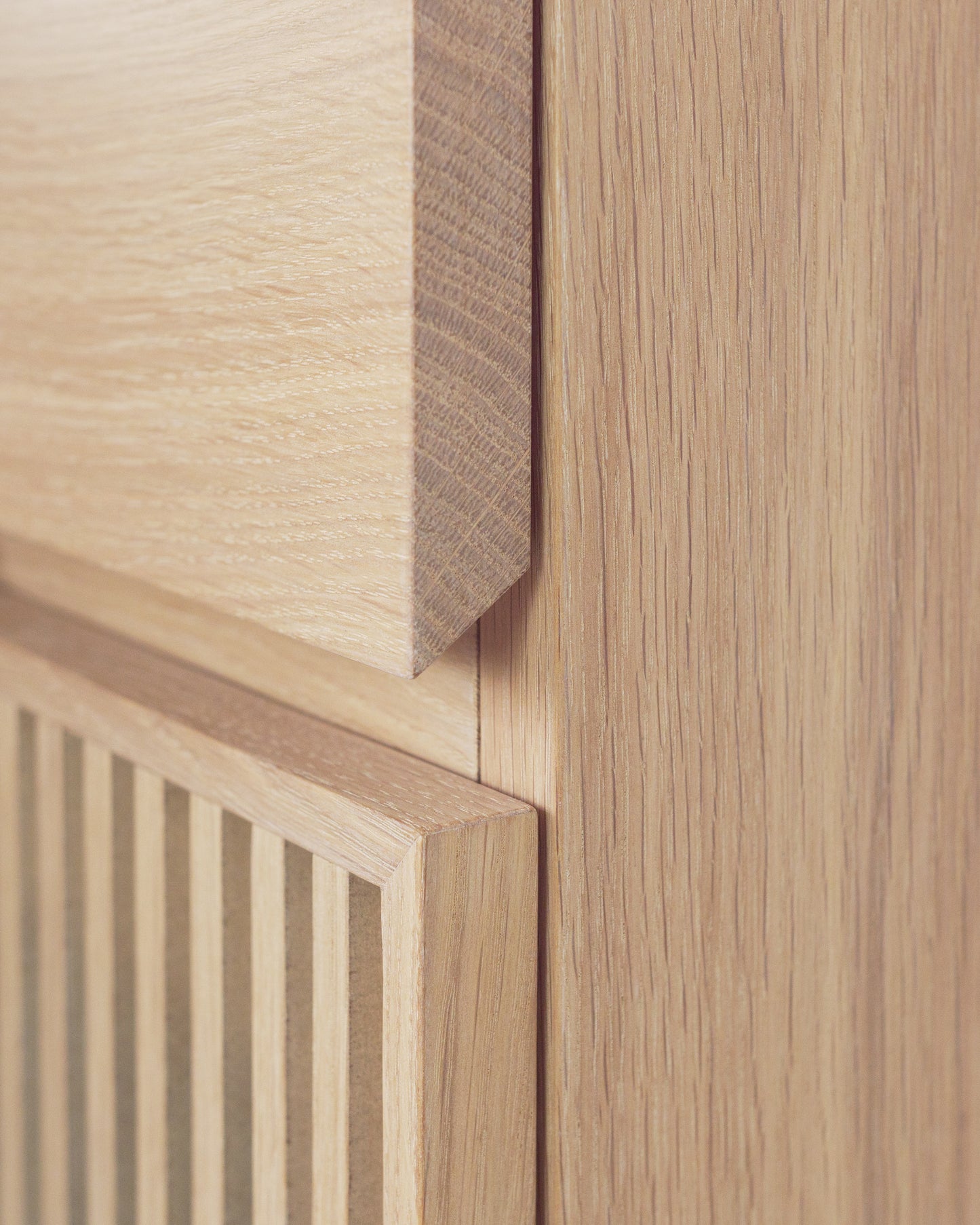 Barschrank Highboard Eiche:Öffnen mit praktischer Griffmulde:Jede Schubkastenfront ist mit einer unterseitigen Griffmulde ausgestattet, die nicht nur eine einfache Bedienung ermöglicht, sondern auch das klare, minimalistische Design des Japandi-Stils unterstreicht.