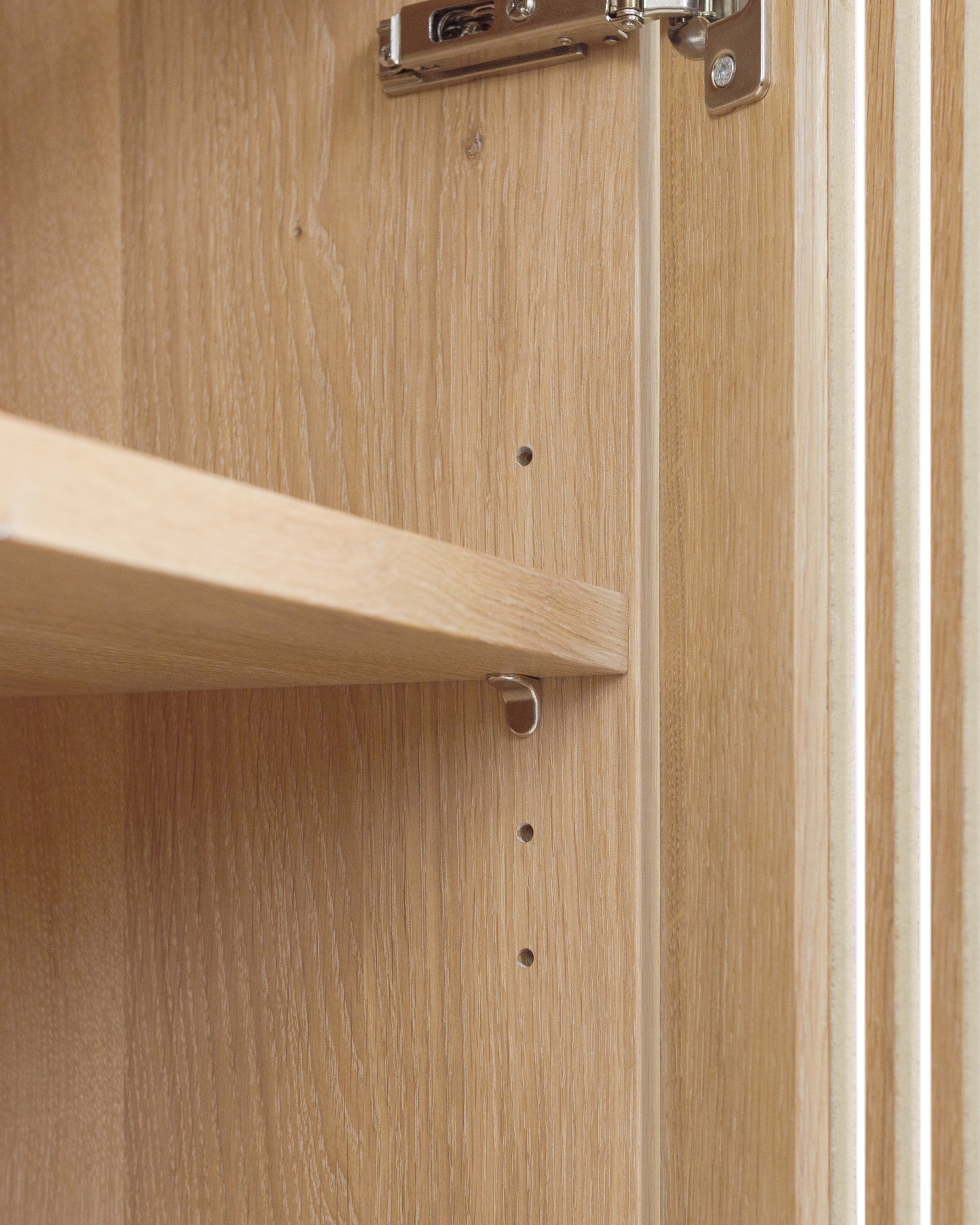 Barschrank Highboard Eiche:Anpassbare Einlegeböden:Gestalten Sie Ihre persönliche Einteilung mit höhenverstellbaren Einlegeböden. Die robusten Bodenträger aus Edelstahl garantieren dabei Langlebigkeit und Stabilität.