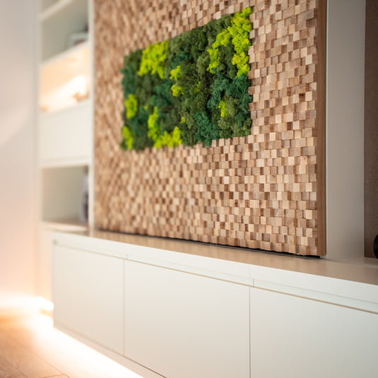 Wohnwand mit Holz-Moos-Front