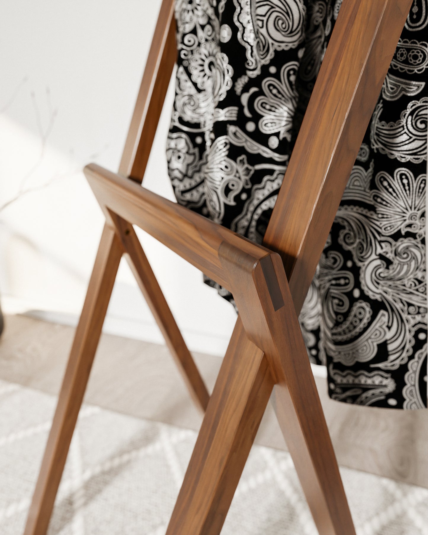 Herrendiener:Klassische Holzverbindung:Die Besonderheit dieses Kleiderständers ist die sogenannte Feder-Nut-Verbindung, welche in Handarbeit hergestellt wird. Sie ist ein wunderschönes Detail und macht den Kleiderständer auch äußerst robust.