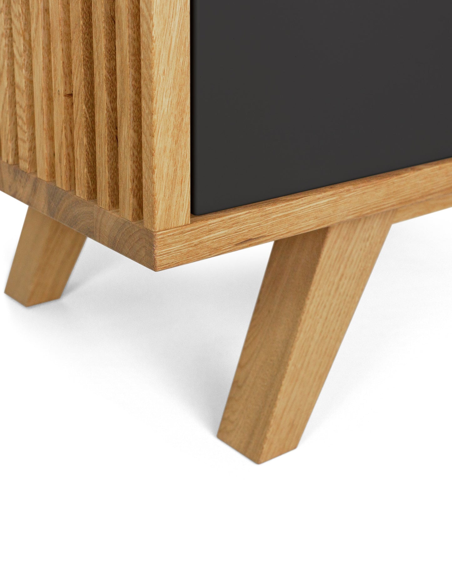 Sideboard in Eiche schwarz:Massive Bauweise:Der Korpus sowie das Gestell sind aus massiver Eiche hergestellt und dadurch äußerst robust und langlebig.