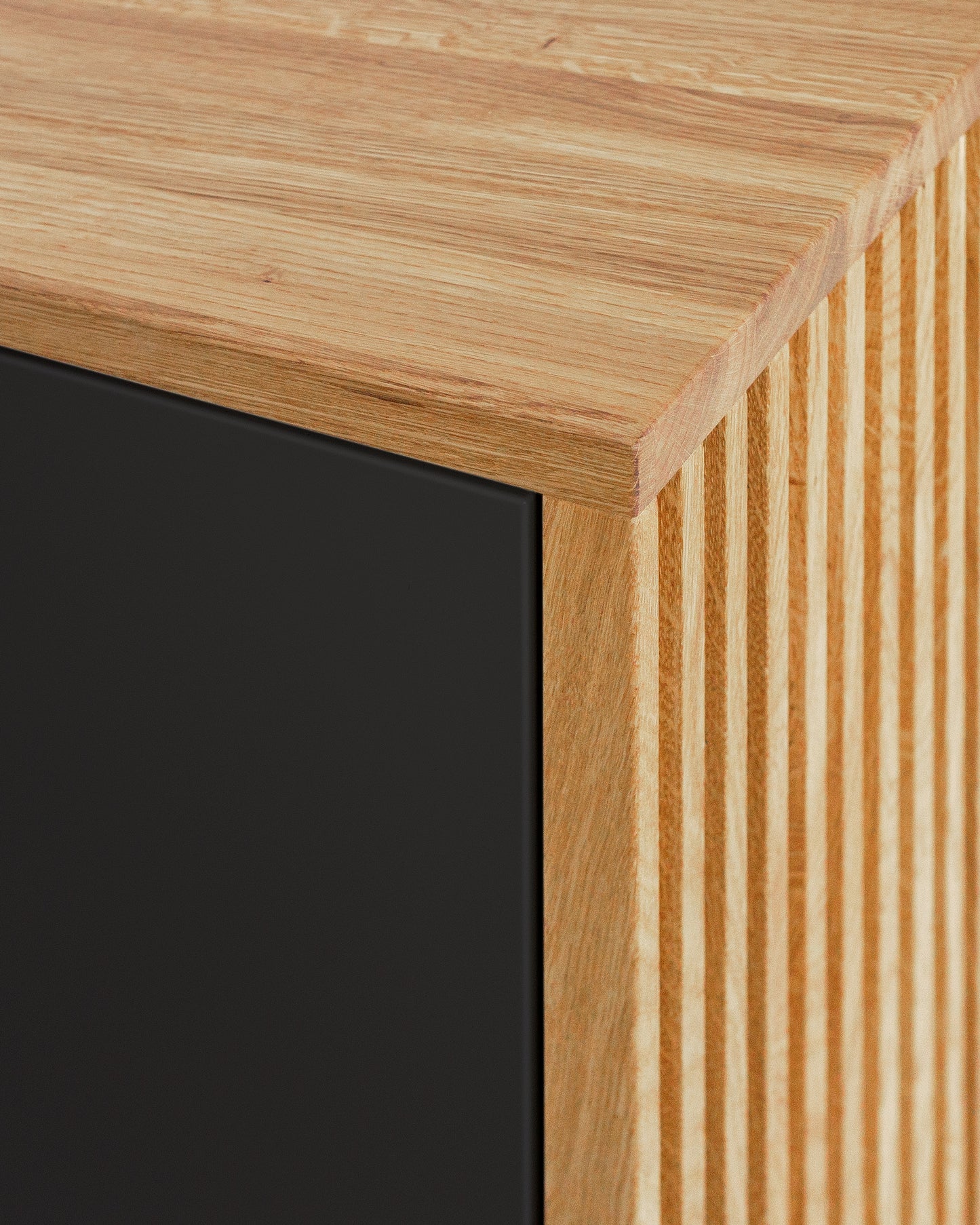 Sideboard S in Eiche schwarz Schubladen:Lamellen mehr als Optik:Die Lamellenoptik entsteht durch das Einsägen von Nuten in massive Eichebretter, wodurch Ihr Möbelstück stabil bleibt.