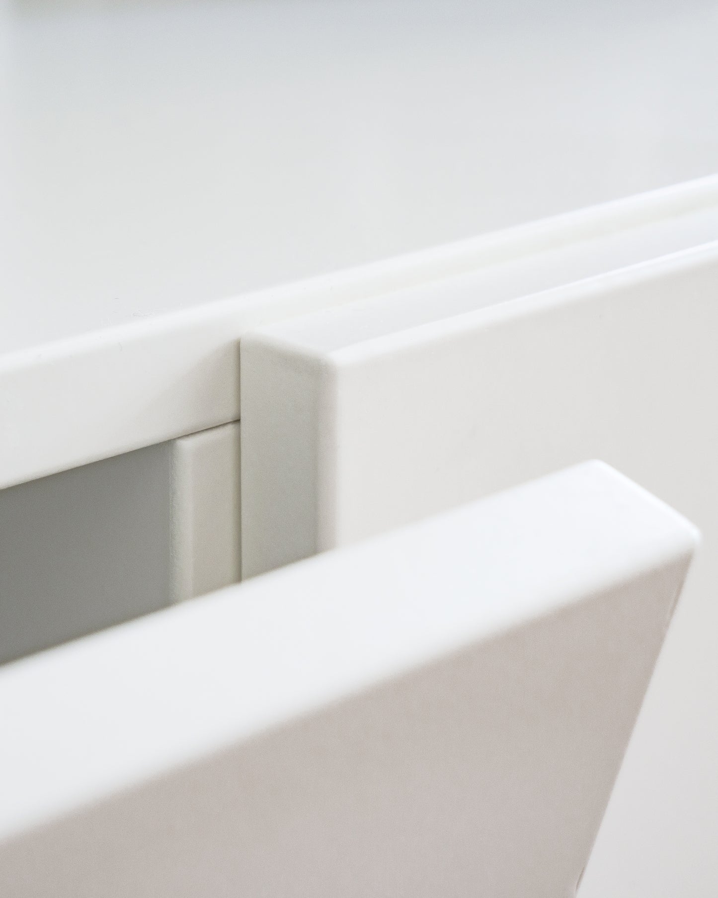 Lowboard in weiß:Vorteile des weißen Lack-Finishs:Unser Lowboard mit weiß lackiertem Korpus und Fronten verleiht jedem Raum eine elegante Note und ist gleichzeitig äußerst pflegeleicht. Durch die glatte Oberfläche lässt es sich mühelos reinigen und behält dabei stets seinen strahlenden Glanz.