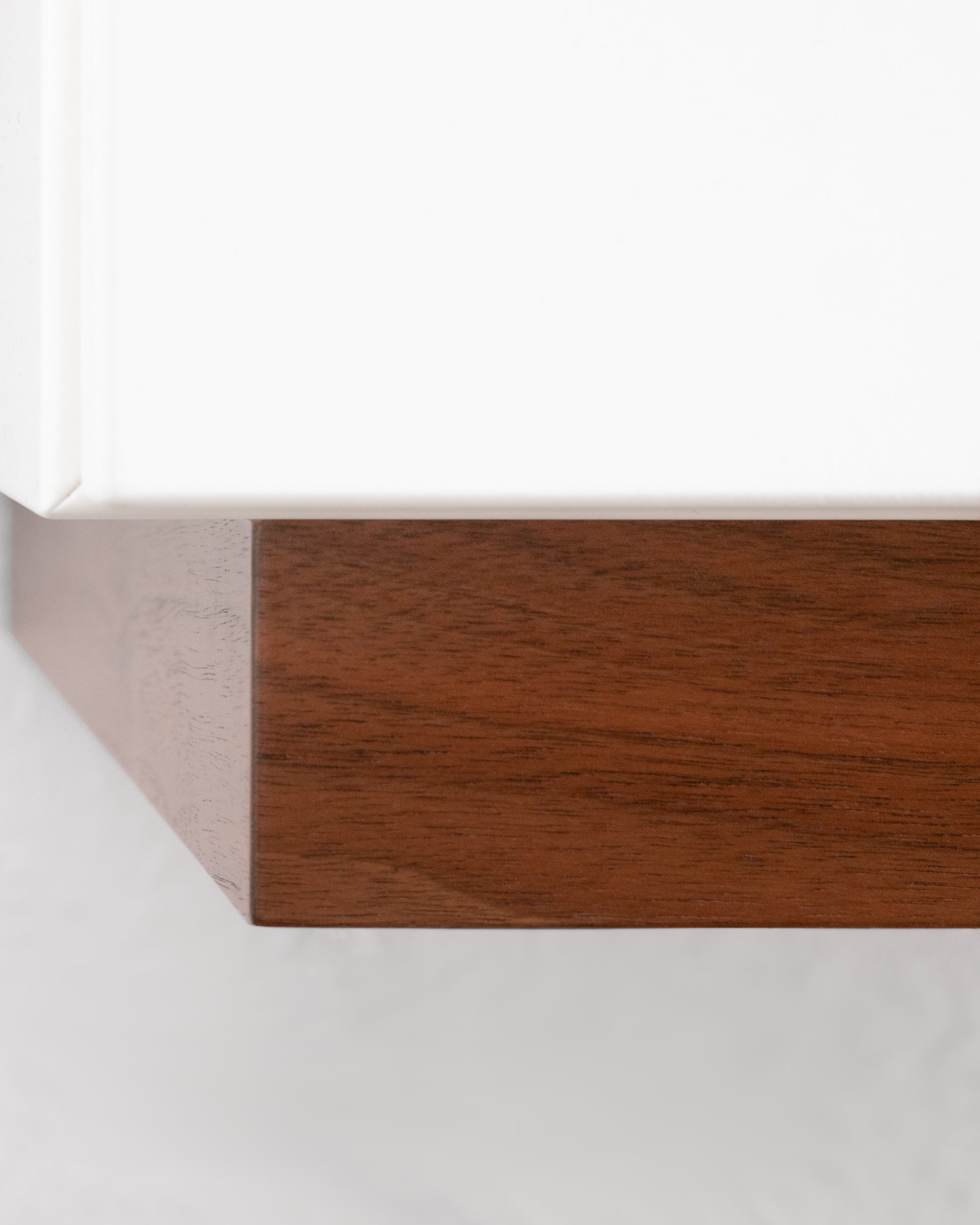 Weißes Lowboard mit Nussbaum:Stilvoller Akzent:Mit der hochwertigen Nussbaumholz-Zierleiste verleihen Sie Ihrem Wohnzimmer eine elegante Note. Die natürliche Maserung des Holzes bringt Gemütlichkeit in Ihr Zuhause und verleiht dem Lowboard einen besonderen Charme.