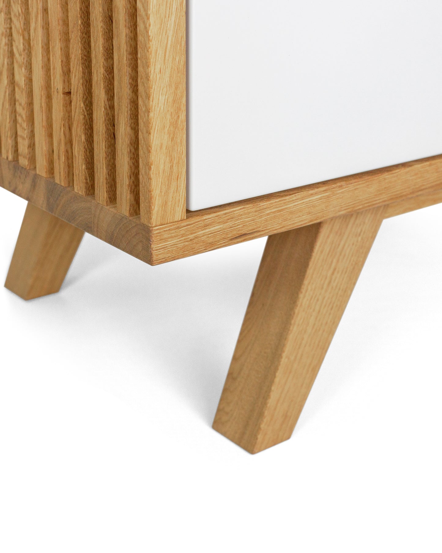 Highboard in Eiche weiß:Massive Bauweise:Der Korpus sowie das Gestell sind aus massiver Eiche hergestellt und dadurch äußerst robust und langlebig.
