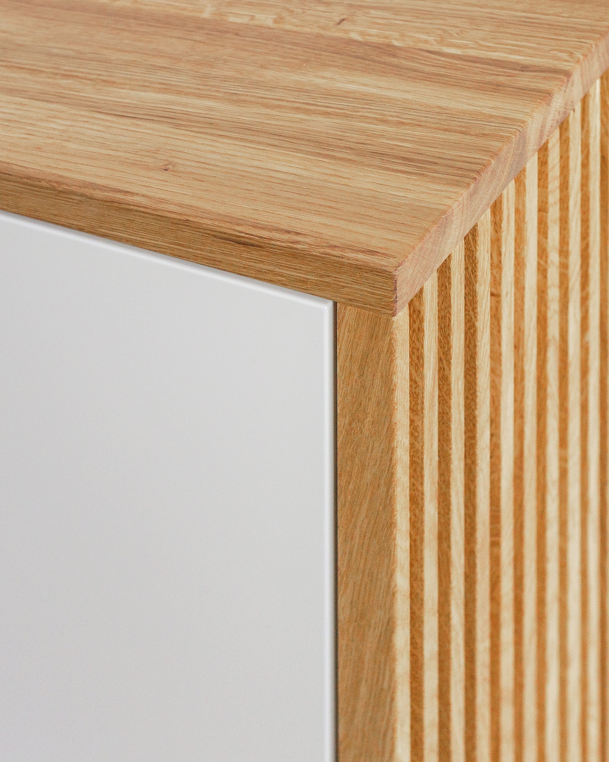 Sideboard in Eiche weiß:Lamellen mehr als Optik:Die Lamellenoptik entsteht durch das Einsägen von Nuten in massive Eichebretter, wodurch Ihr Möbelstück stabil bleibt.