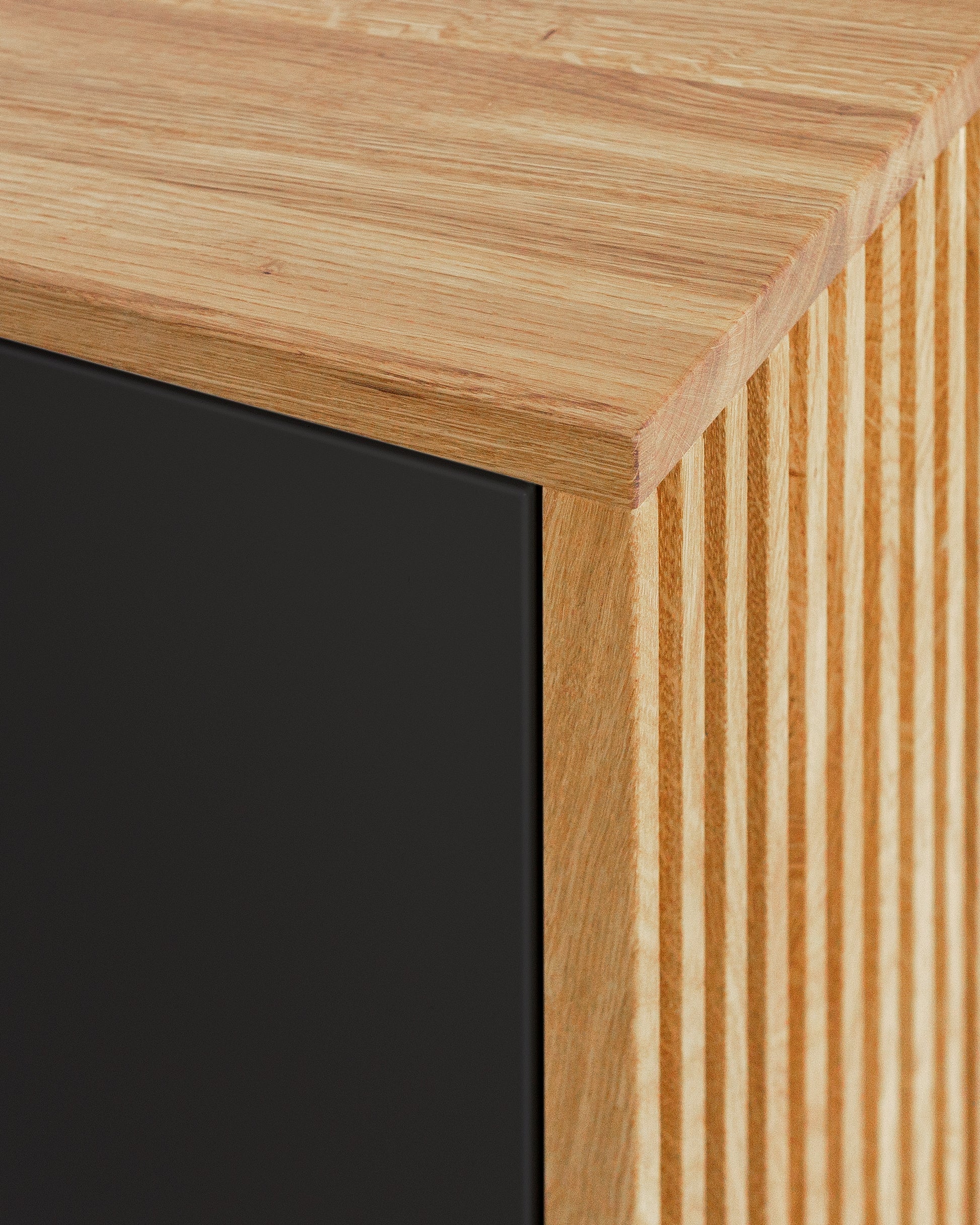 Sideboard XL in Eiche schwarz:Lamellen mehr als Optik:Die Lamellenoptik entsteht durch das Einsägen von Nuten in massive Eichebretter, wodurch Ihr Möbelstück stabil bleibt.