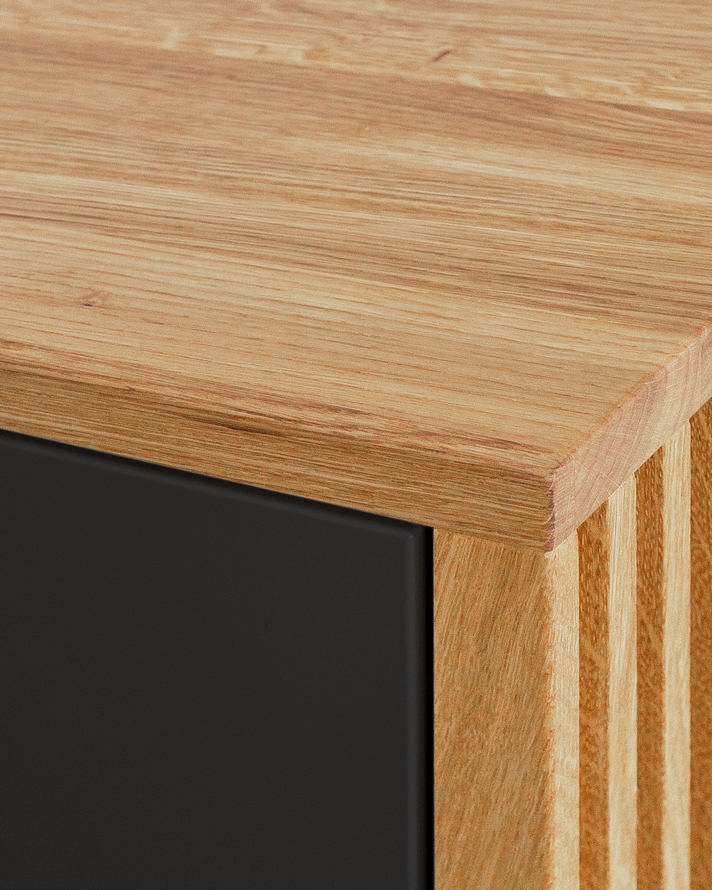 Couchtisch in Eiche schwarz:Lamellen mehr als Optik:Die Lamellenoptik entsteht durch das Einsägen von Nuten in massive Eichebretter, wodurch Ihr Möbelstück stabil bleibt.