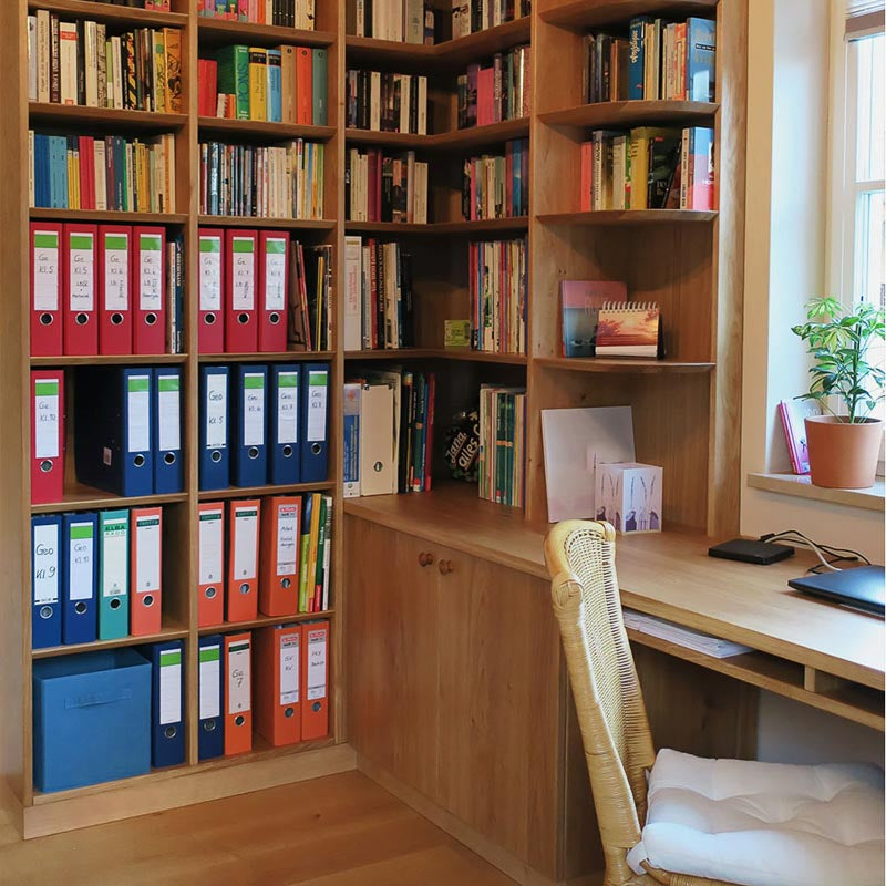 Arbeitszimmer & Bücherregal aus massiver Eiche