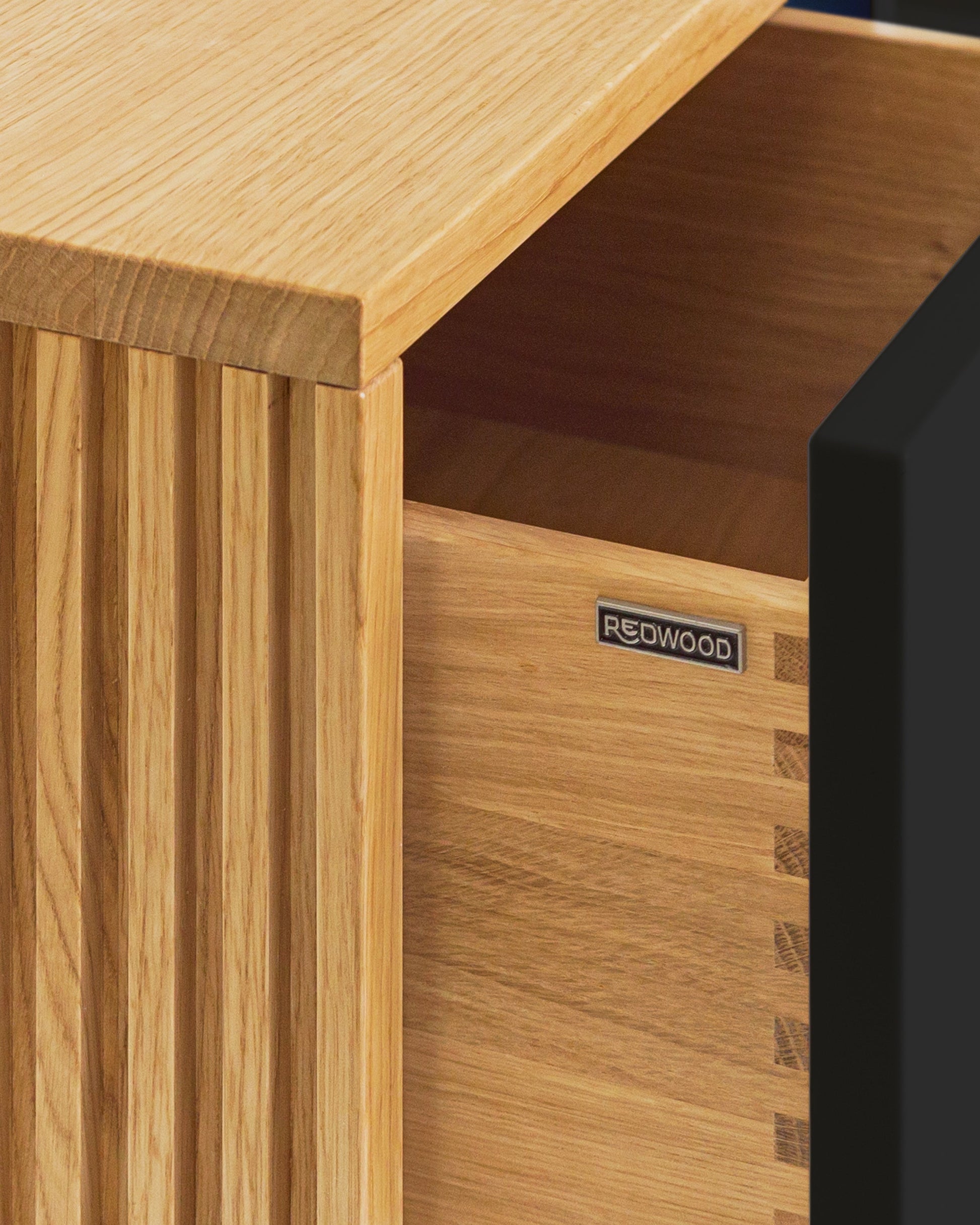 Sideboard in Eiche schwarz:Schubladen in Massivholz:Die Verwendung von Massivholz für die Schubladen und die unterseitige (also nicht sichtbare) Befestigung der Auszüge sorgen nicht nur für ein hochwertiges Design, sondern auch für maximale Stabilität und Langlebigkeit.