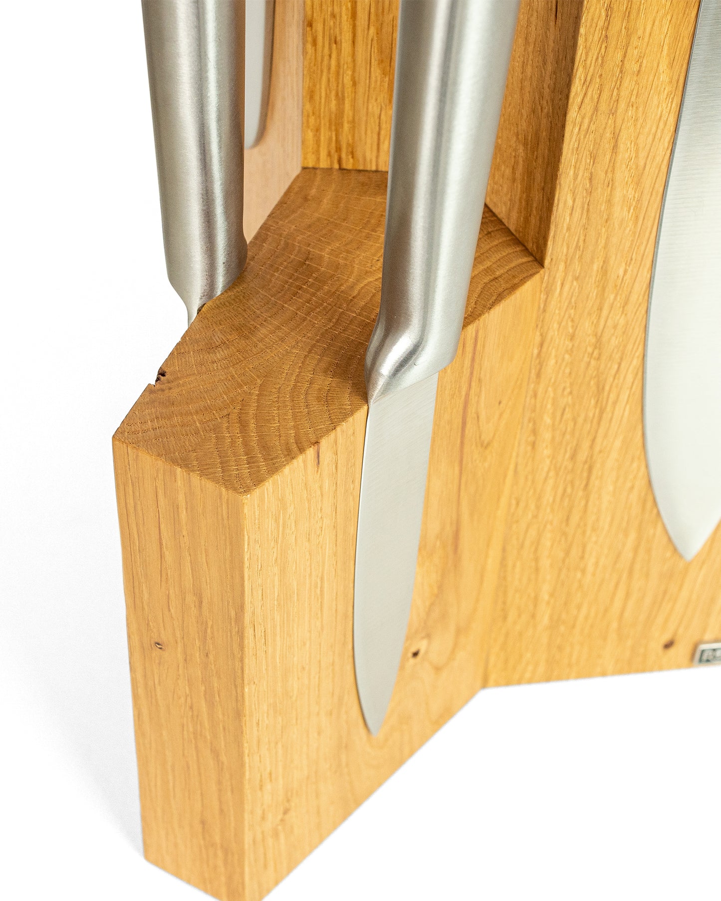 Magnetischer Messerblock Eiche:Gespiegelte Verleimung des Blocks:Die gespiegelte Verleimung ist das Highlight dieser Messerblöcke. Sie macht jeden Messerblock einzigartig und ist Zeugnis hochwertiger Handarbeit.