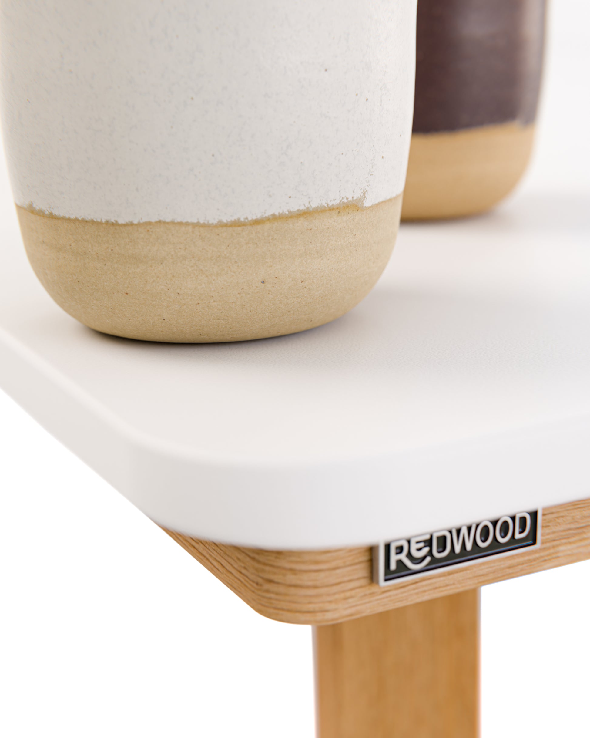 Esstisch in Eiche und weißer Tischplatte:Kompaktplatte im Detail:Man muss genau hinschauen, um die ganz leichte Texturierung der kratzfesten Plattenoberfläche zu erkennen. Die Kanten sind glatt geschliffen.
