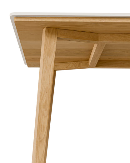 Esstisch in Eiche und weißer Tischplatte:Elegante Verbindungstechnik:Das Tischgestell wird von oben durch die Eicheplatte festgeschraubt. Damit ist es äußerst robust und es sind keine Schraubenlöcher zu sehen.