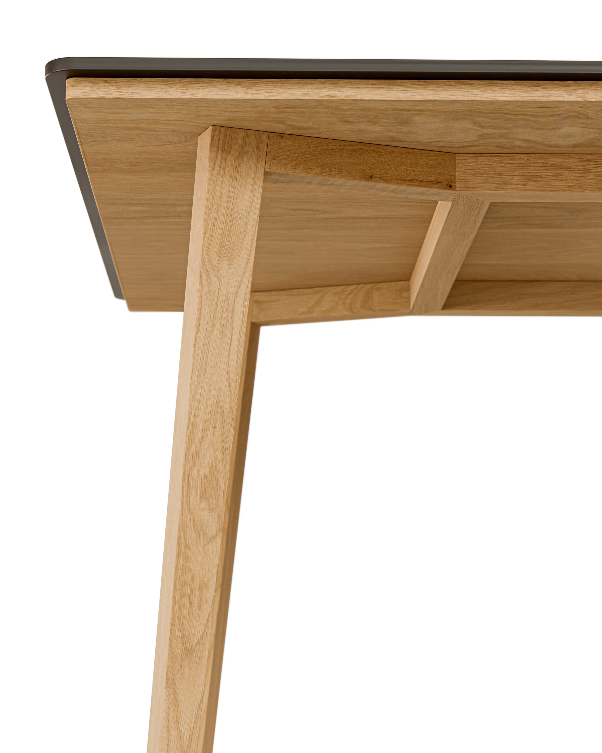 Esstisch in Eiche und schwarzer Tischplatte:Elegante Verbindungstechnik:Das Tischgestell wird von oben durch die Eicheplatte festgeschraubt. Damit ist es äußerst robust und es sind keine Schraubenlöcher zu sehen.