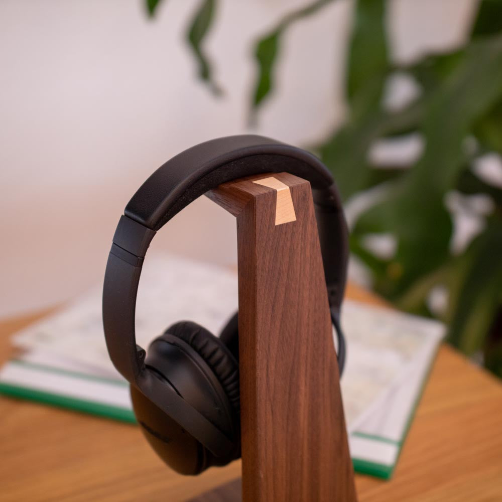 Kopfhörerständer in Nussbaum:Ahornholz als Akzent:Die klassische Feder-Nut-Verbindung macht den Ständer nicht nur sehr robust, sondern ist auch ein optisches Highlight.