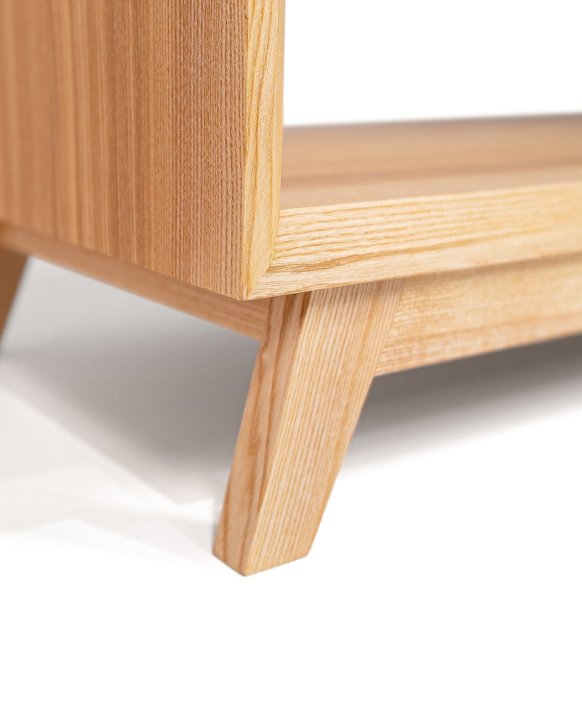 Lowboard in Esche lackiert:Massivholz - Qualität, die sich auszahlt:Mit diesem Lowboard aus Massivholz investieren Sie in ein hochwertiges Möbelstück, dass über die Jahre hinweg robust und widerstandfähig bleibt.