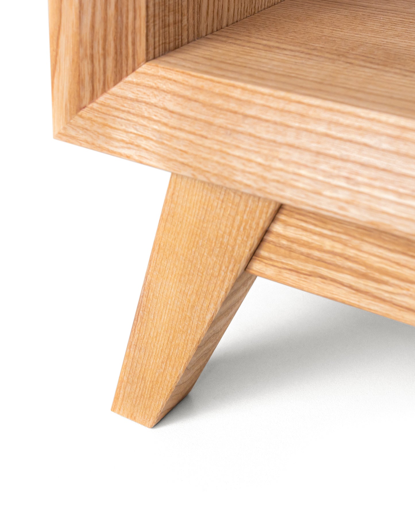 Lowboard in Esche:Massivholz - Qualität, die sich auszahlt:Mit diesem Lowboard aus Massivholz investieren Sie in ein hochwertiges Möbelstück, dass über die Jahre hinweg robust und widerstandfähig bleibt.