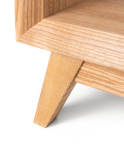 Lowboard in Esche:Massivholz - Qualität, die sich auszahlt:Mit diesem Lowboard aus Massivholz investieren Sie in ein hochwertiges Möbelstück, dass über die Jahre hinweg robust und widerstandfähig bleibt.