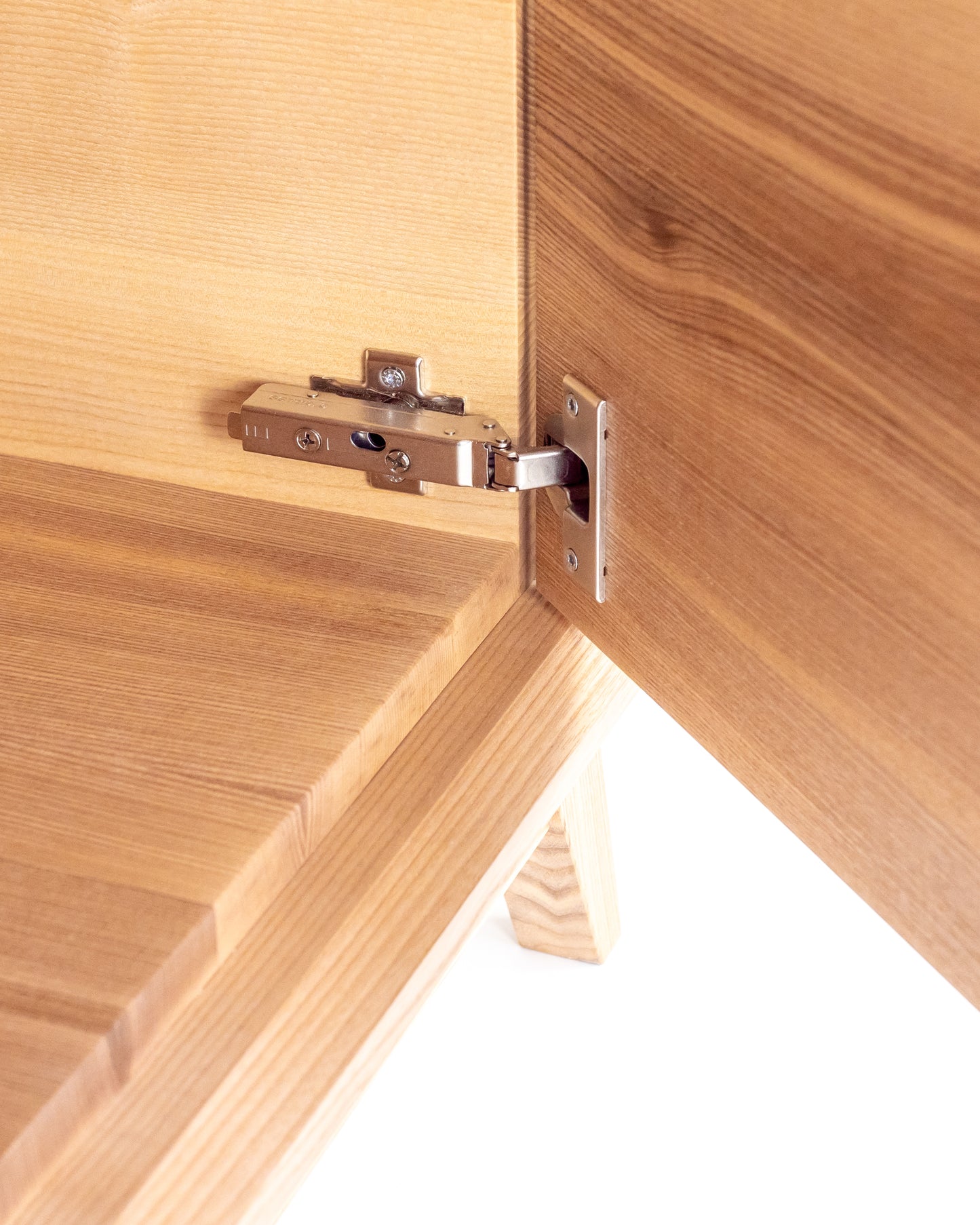 Lowboard in Esche:Komfort und Langlebigkeit:Mit den hochwertigen Soft-Close-Scharnieren in unserem Lowboard erleben Sie ein sanftes Schließen der Tür ohne lautes Zuschlagen.