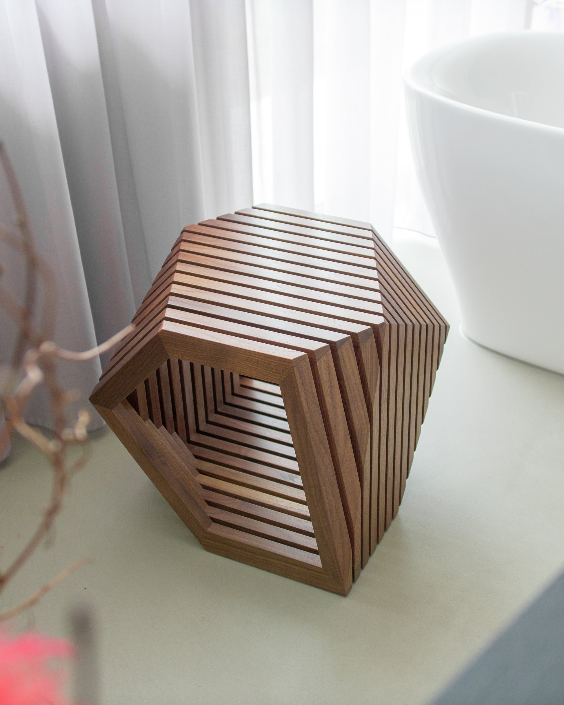 holz hocker mit aufbewahrung Hocker in Nussbaumholz – Redwood Möbelmanufaktur
